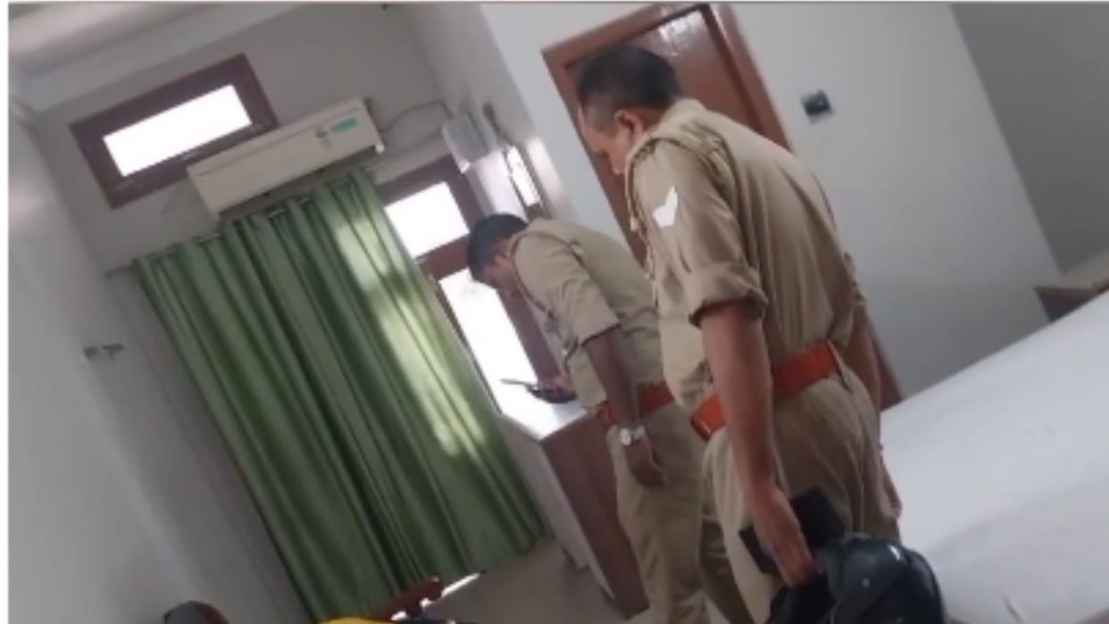 Man Suicide in hotel and write suicide note for perform last rites in ghazipur