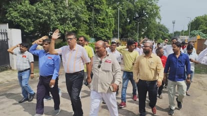 नारेबाजी करते रेलवे कर्मचारी।