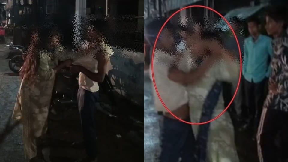 Moradabad: Wife beat her husband publicly by holding his neck, people gathered on the road