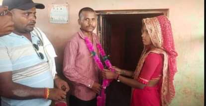 प्रेमिका से मिलने पहुंचे प्रेमी की करा दी शादी