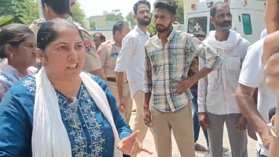 Ruckus at Jalalabad Government Hospital scuffle between female SHO and market committee chairperson