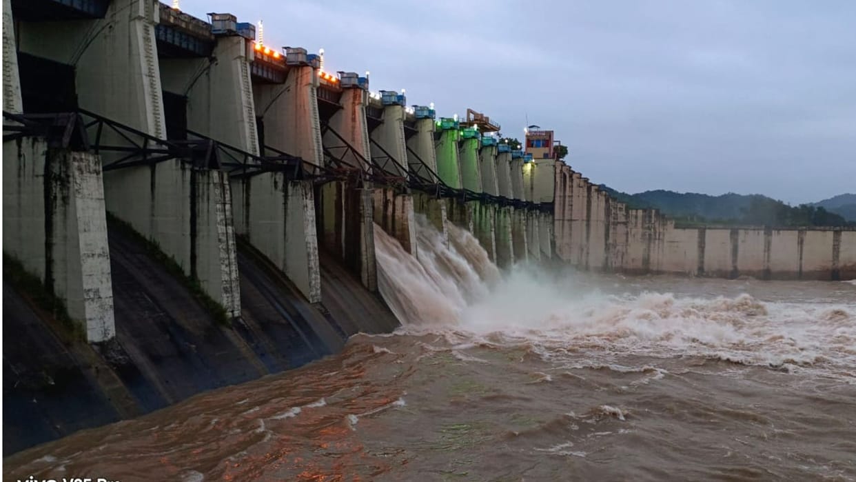 Rihand Dam Five gates opened and 42 thousand cusecs of water released in Sonbhadra