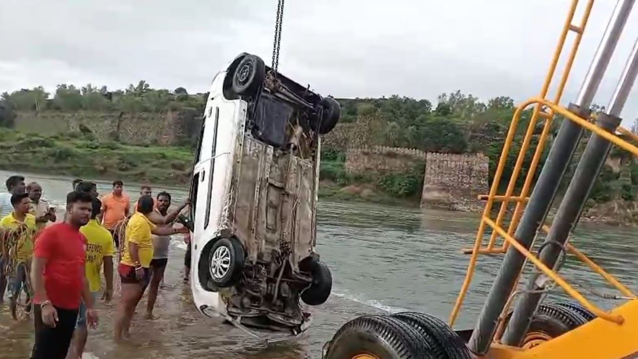 Jhalawar News: Ignoring warnings, car swept away in Kali Sindh river; two youths dead, two missing