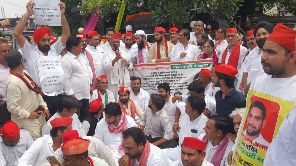 Meerut: Municipal employees and councillors protest against Nigam, chaos at Bacha Park with SP councillors