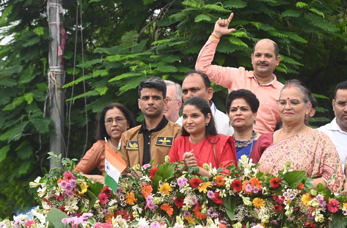 Lucknow: Astronaut Shubhashu was overjoyed after reaching home, met his parents after one and a half years, em