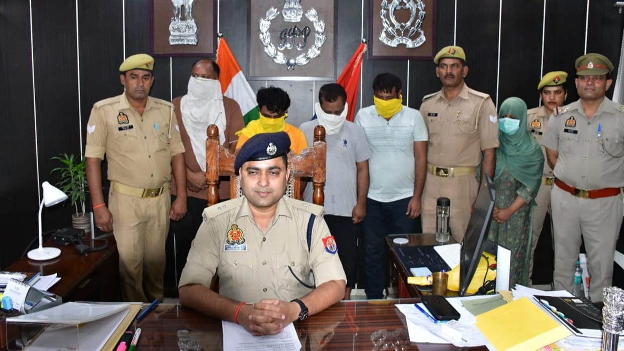 Honeytrap gang busted in Bareilly five accused arrested by Police