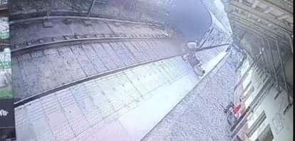 ट्रेन के नीचे गिरने से रेलयात्री को बचाता आरपीएफ का जवान