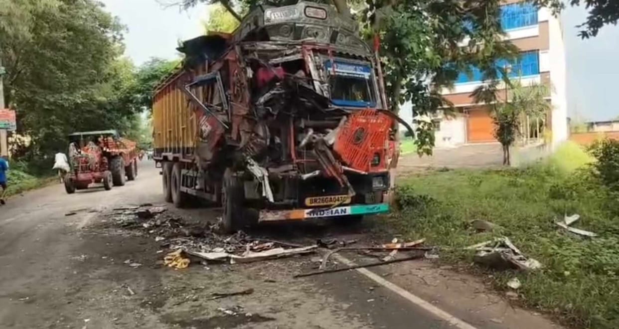 Fierce collision between bus and truck on Dhawa bridge, driver killed, 15 passengers injured