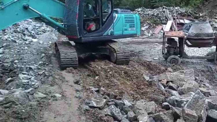 Uttarkashi: स्यानाचट्टी में झील बनने का खतरा बरकरार, गढ़गाड गदेरे से फिर से आने लगा है मलबा व बोल्डर