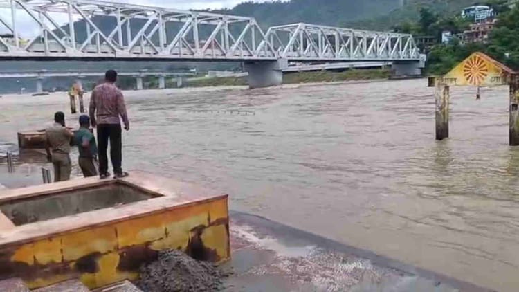 Srinagar Garhwal: नैथाणा पुल से युवक ने मारी नदी में मारी छलांग, साथियों ने बताया बहुत दिनों से था परेशान