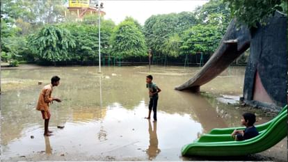 Rain in Varanasi 202 mm rain in 48 hours intersections submerged water on roads too