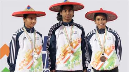 नंदिनी (बीच में)