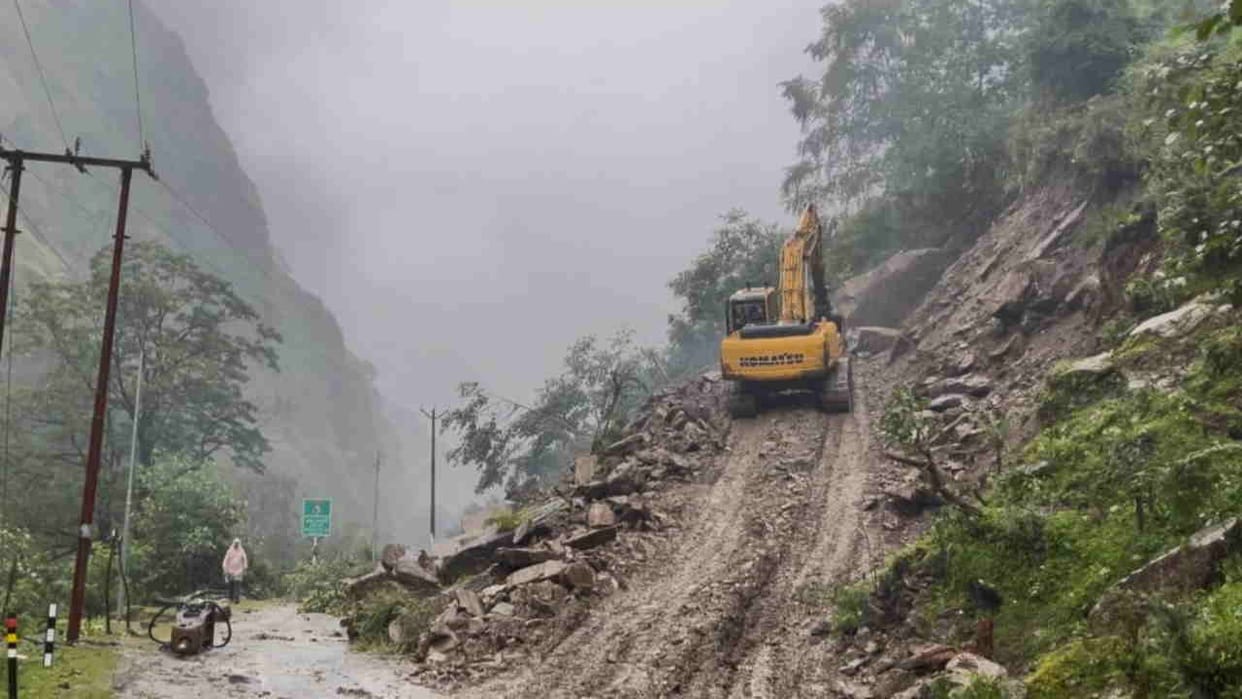 Yamunotri Highway not resume even on the fourth day Gangotri Highway closed due to landslide Uttarakhand