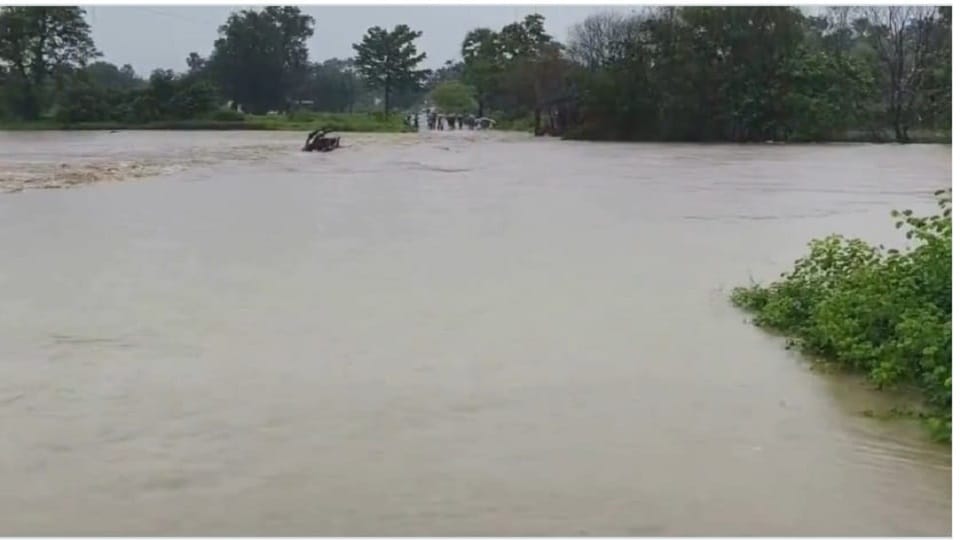 100 villages lost contact with the district headquarters due to flood in Cherpal villagers were rescued in Bij