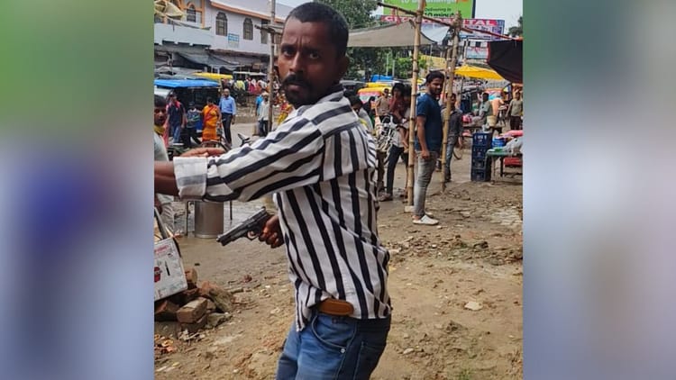 बिहार के दरभंगा में दिनदहाड़े हंगामा: कई हत्याओं का आरोपी पिस्टल लहराते फरार, तस्वीर वायरल; इलाके में दहशत