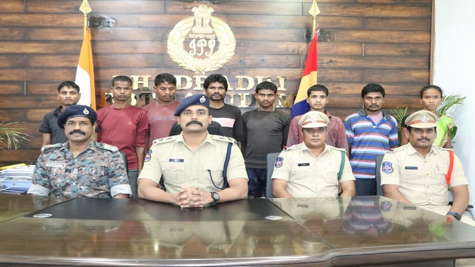 आठ नक्सलियों ने किया आत्मसमर्पण