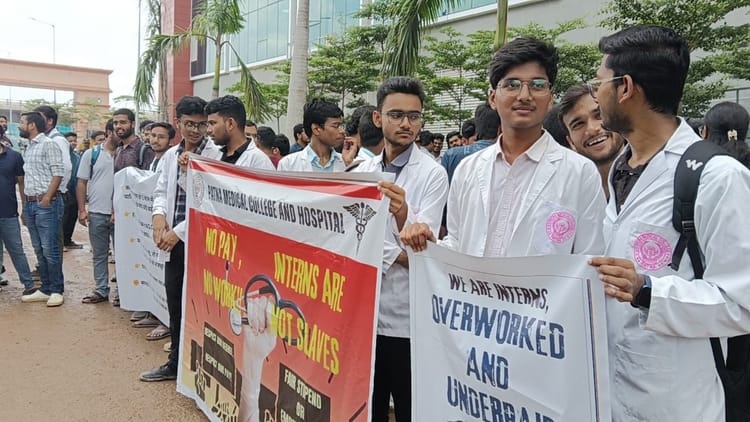 Bihar News : पीएमसीएच में जूनियर डॉक्टरों ने की हड़ताल, घंटों परेशान रहे मरीज; कहा- बहुत हो रही परेशानी