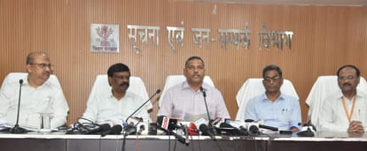 कैबिनेट की बैठक के बाद प्रेस वार्ता करते मुख्य सचिव व अन्य वरीय अधिकारी।