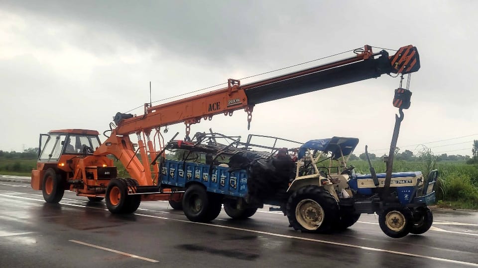 Bulandshahr road accident container hit tractor trolley of devotees 11 people including two mother-sons died
