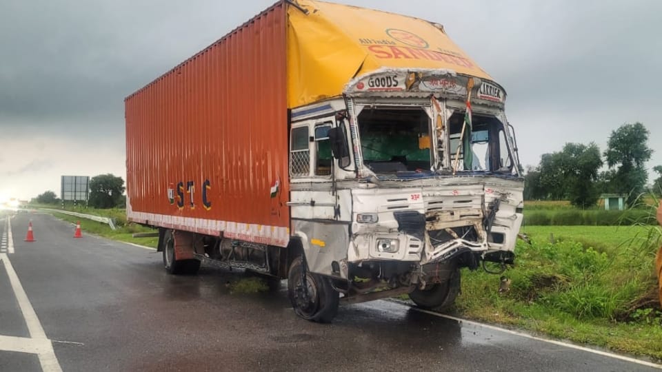 Bulandshahr road accident container hit tractor trolley of devotees 11 people including two mother-sons died