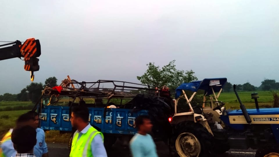 Bulandshahr Accident News 11 Devotees Dead,After Truck Hits Tractor-Trolley  CM Yogi Announces Compensation