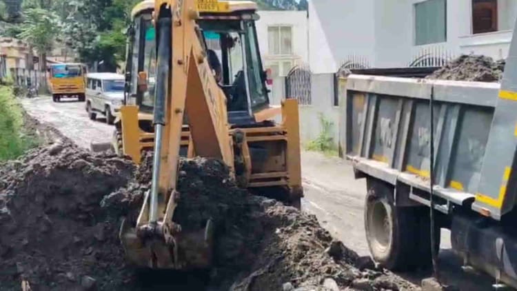 Chamoli Cloudburst: थराली में रेस्क्यू कार्य जारी, मशीनों और वाहनों की मदद से हटाया जा रहा मलबा