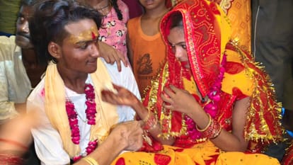 Two Muslim sisters reached their lover house and got married in temple