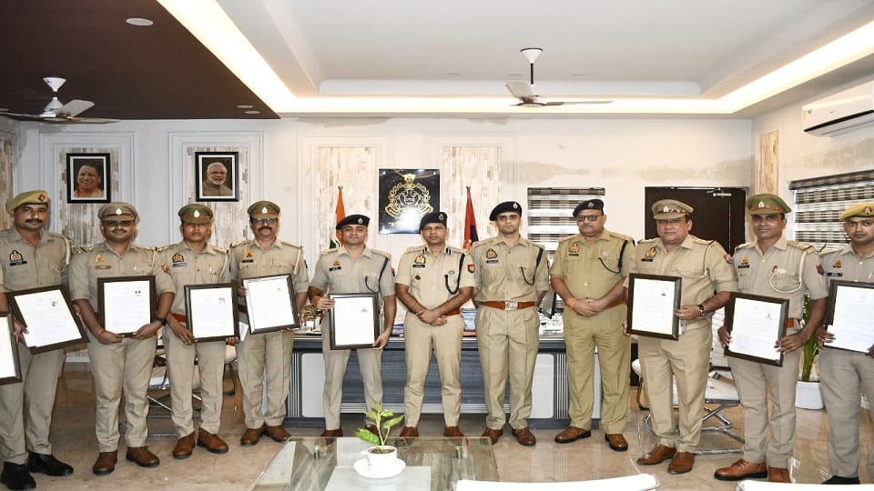 DIG honored 12 police personnel including Aligarh SSP-SP