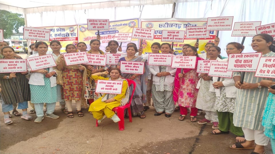Expressed anger by breaking the pot of contract agitation of NHM employees continues on the 9th day in Balod