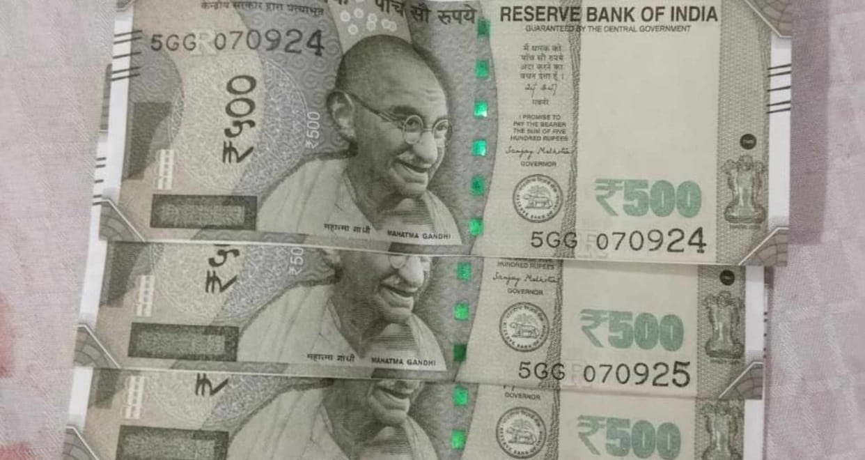 Misprinted notes came out of ATM, panic among customers; shopkeeper returned the money
