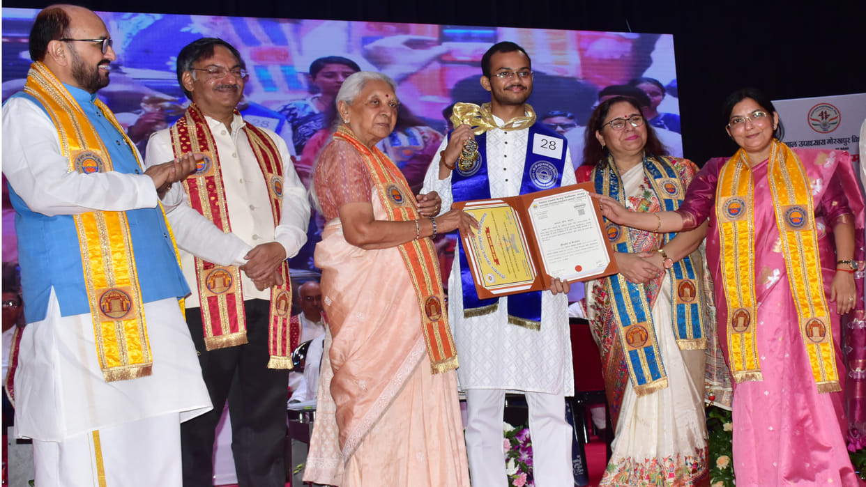 Governor Anandiben Patel attended convocation ceremony of Gorakhpur University, honored 76 meritorious student
