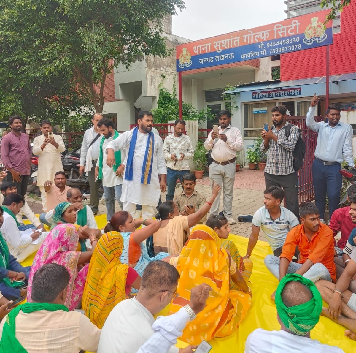 Lucknow: Angry people gheraoed the police station for slapping a farmer, notice issued to the accused Naib Teh