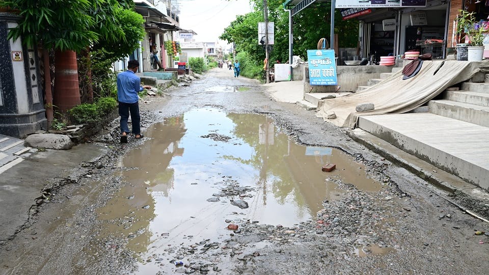 Haldwani city residents are forced to travel on the dilapidated road