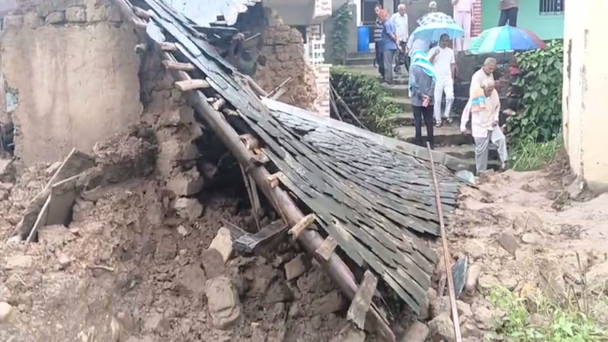 Hamirpur:  The wall of the cowshed fell on the people carrying the bier, five injured