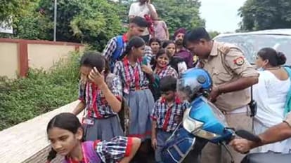 School van accident: After drinking alcohol, the driver turned the van into an 'airplane', hit the car