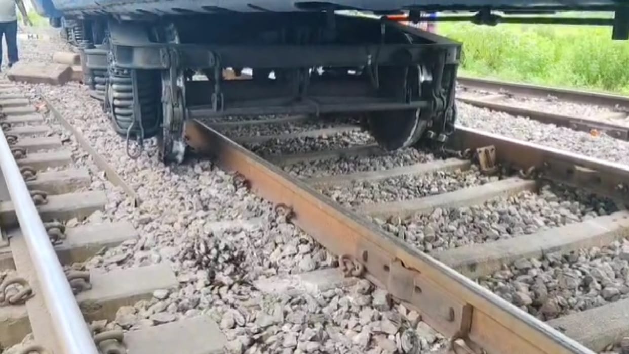 Major accident on Raipur-Urkura railway line: Goods train coaches derailed, many trains stranded