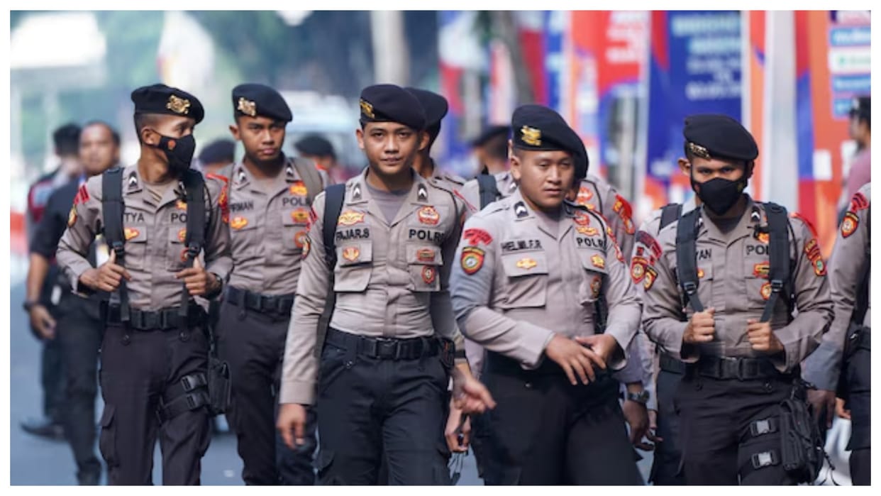 Indonesia Riot police clash with students protesting lawmakers allowances