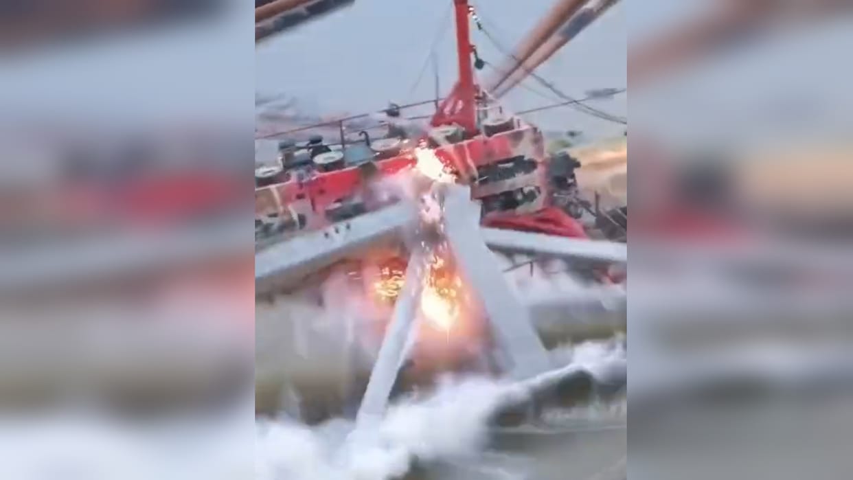pillar overturned in the Ganges river while being put on a ship, the accident happened on the six-lane bridge