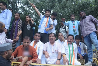 Dehradun: Congress marched towards Raj Bhawan, climbed the barricades and raised slogans, 150 workers detained