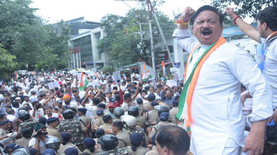 Dehradun: Congress marched towards Raj Bhawan, climbed the barricades and raised slogans, 150 workers detained