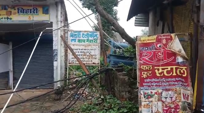 Fatehpur Four electric poles fell due to wire getting stuck in tanker power supply of 200 houses disrupted