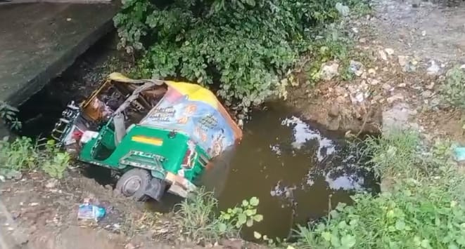 Kanpur Auto fell into the drain while trying to avoid a pothole on the road driver somehow saved his life