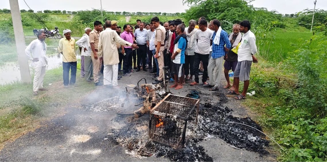 Etawah young man burnt alive after coming in contact with high tension wire his bike was also burnt to ashes