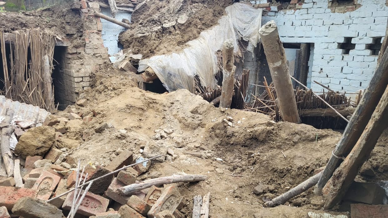 Fatehpur A kutcha hut suddenly collapsed an elderly woman died after being buried under the rubble