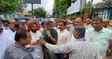 Kanpur Traders were prevented from entering office ruckus and altercation CGST Commissioner assured solution