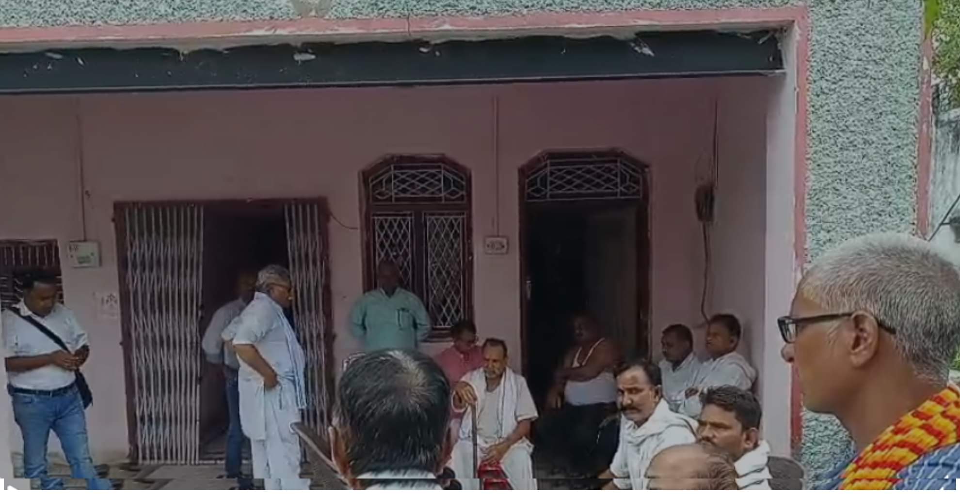 लापता युवकों को लेकर घर पर चिंतित बैठे हुए परिजन।