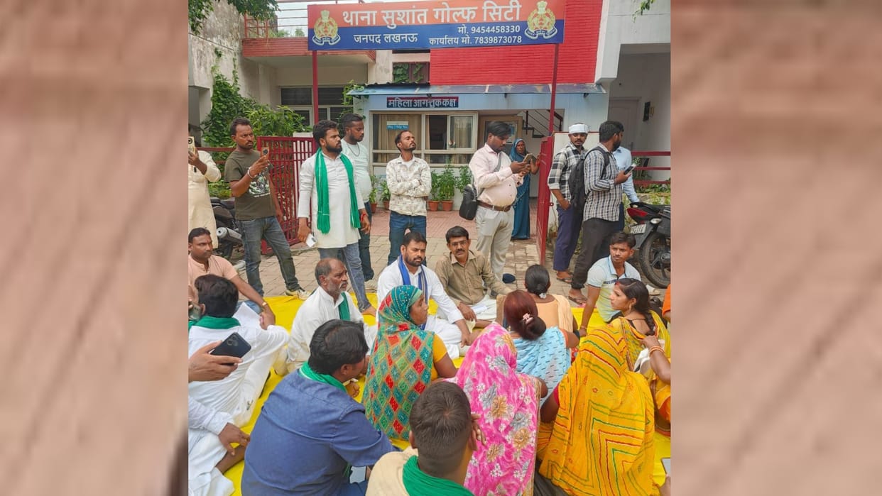 Farmers angry with the beating of a farmer protested at the police station