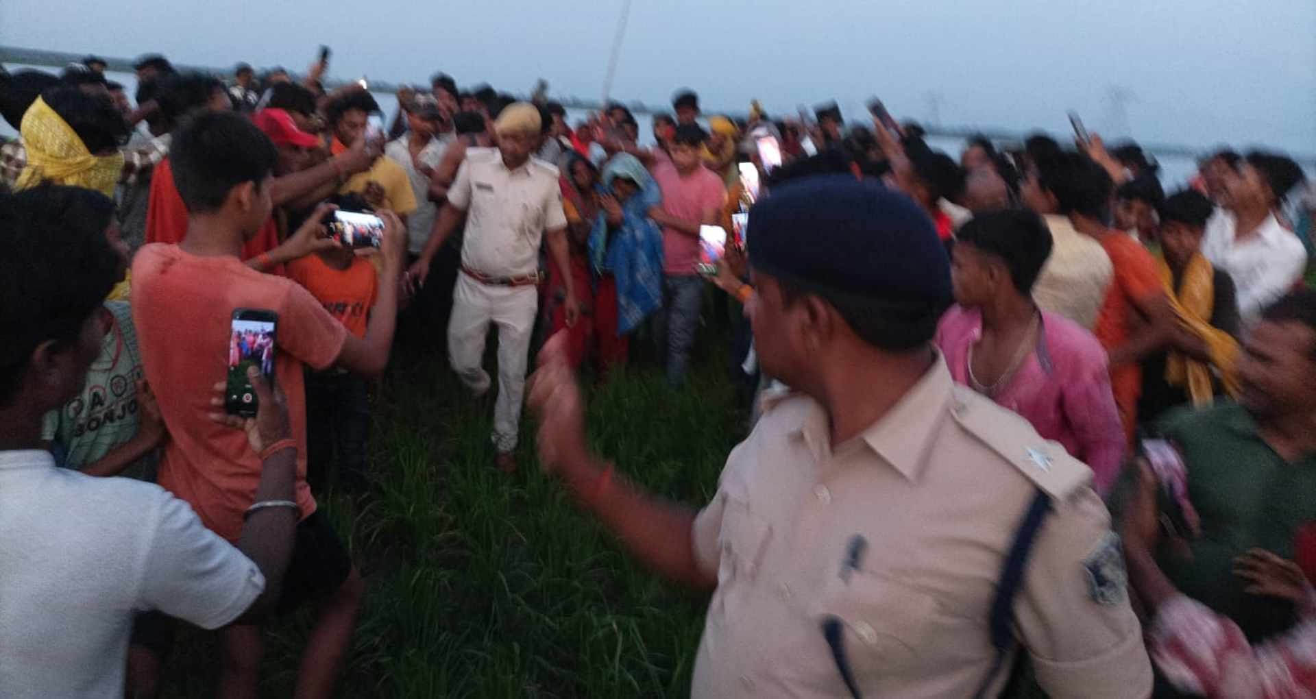 मौके पर मौजूद लोग