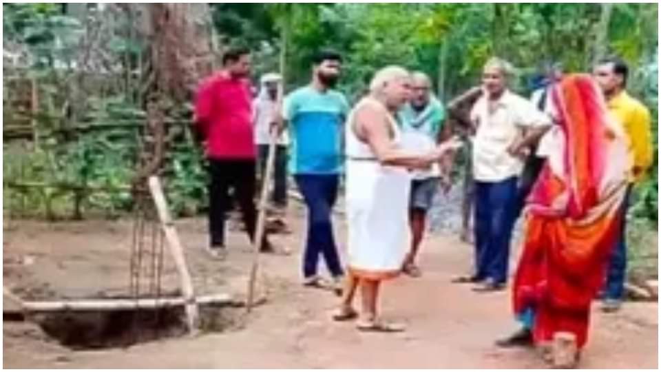 विवाद करते गांव के दबंग।