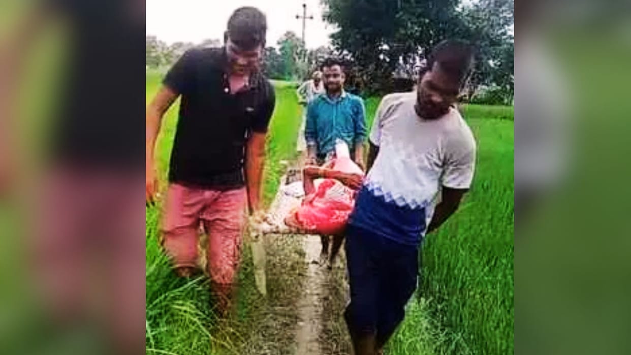 people took patient to hospital on cot due to lack of roads in Ballia